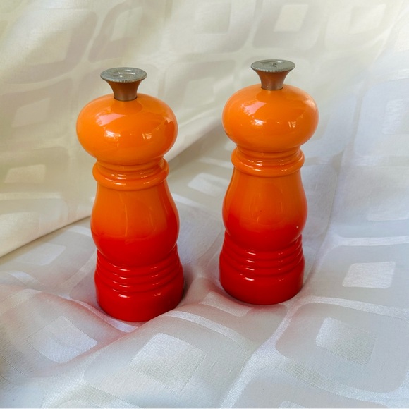 Le Creuset Petit Salt and Pepper Mills NWO Box - Picture 2 of 3